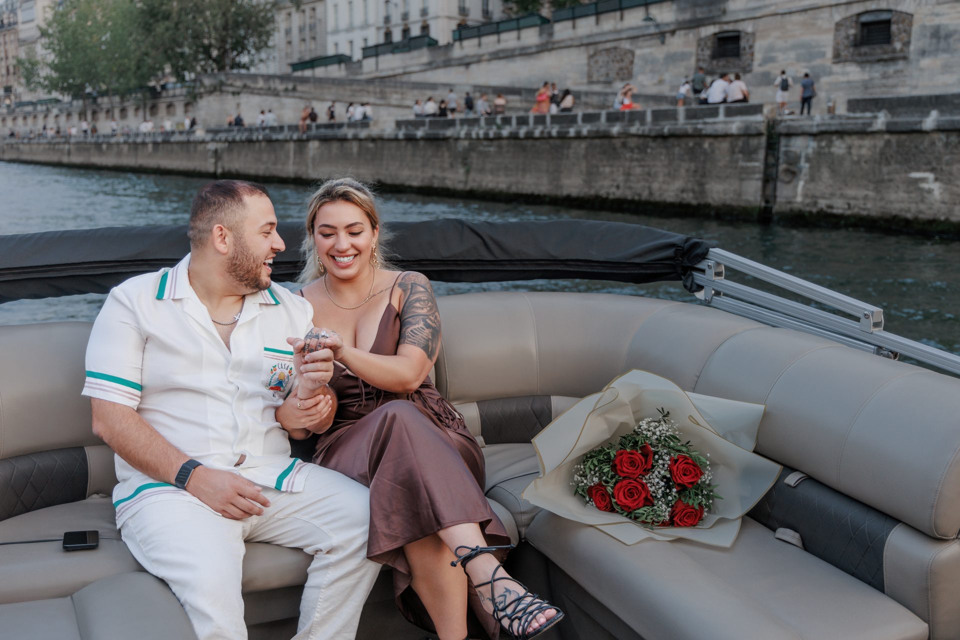 Couple fiancé et bouquet de fleurs