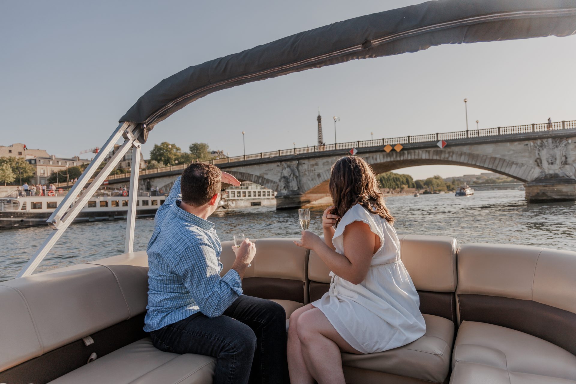 Couple de dos regardant vers la Tour Eiffel – My Paris River