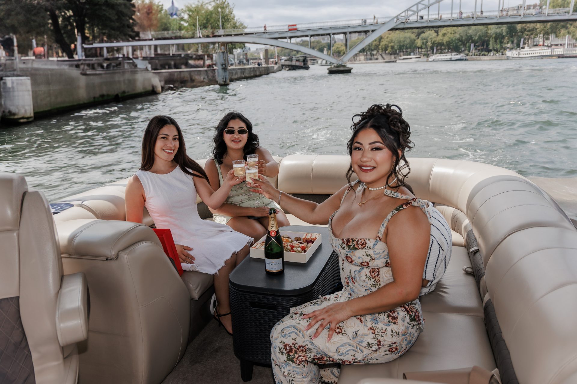 Groupe d’amies trinquant sur le bateau à l’apéritif