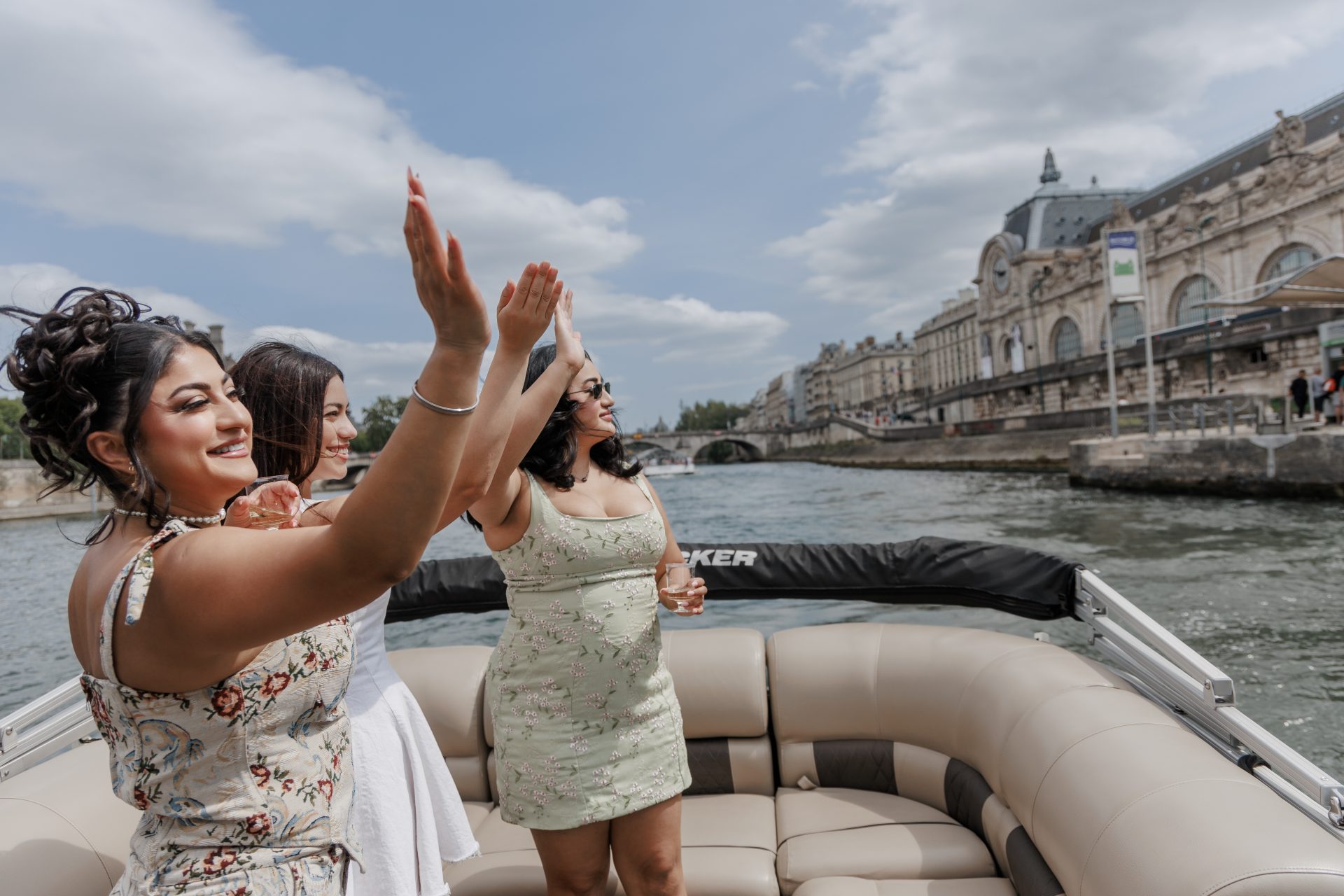 Amies sur le bateau saluant les personnes à quai au musée d’Orsay