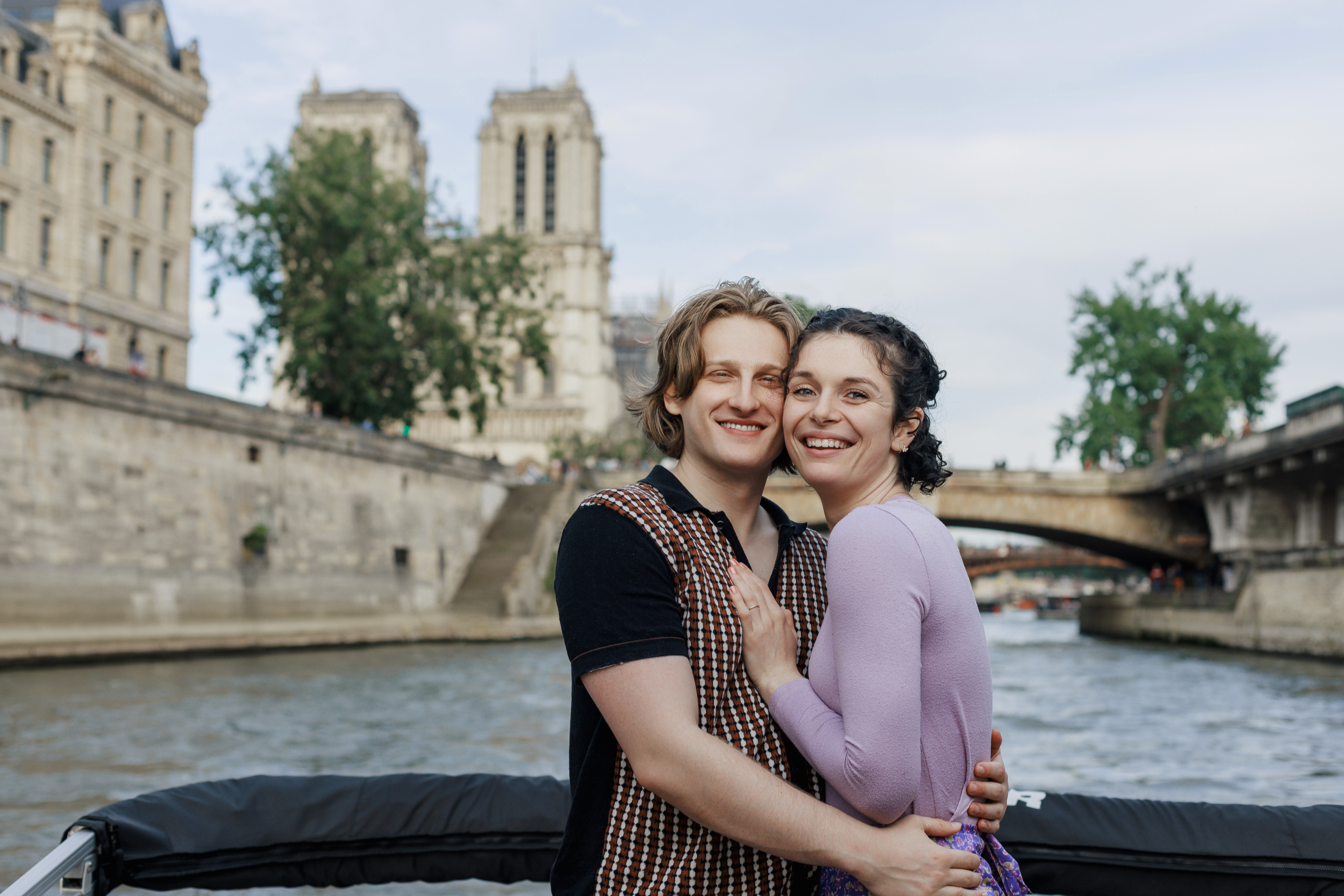 Couple enlacé sur le bateau devant Notre-Dame dans le bras Marie
