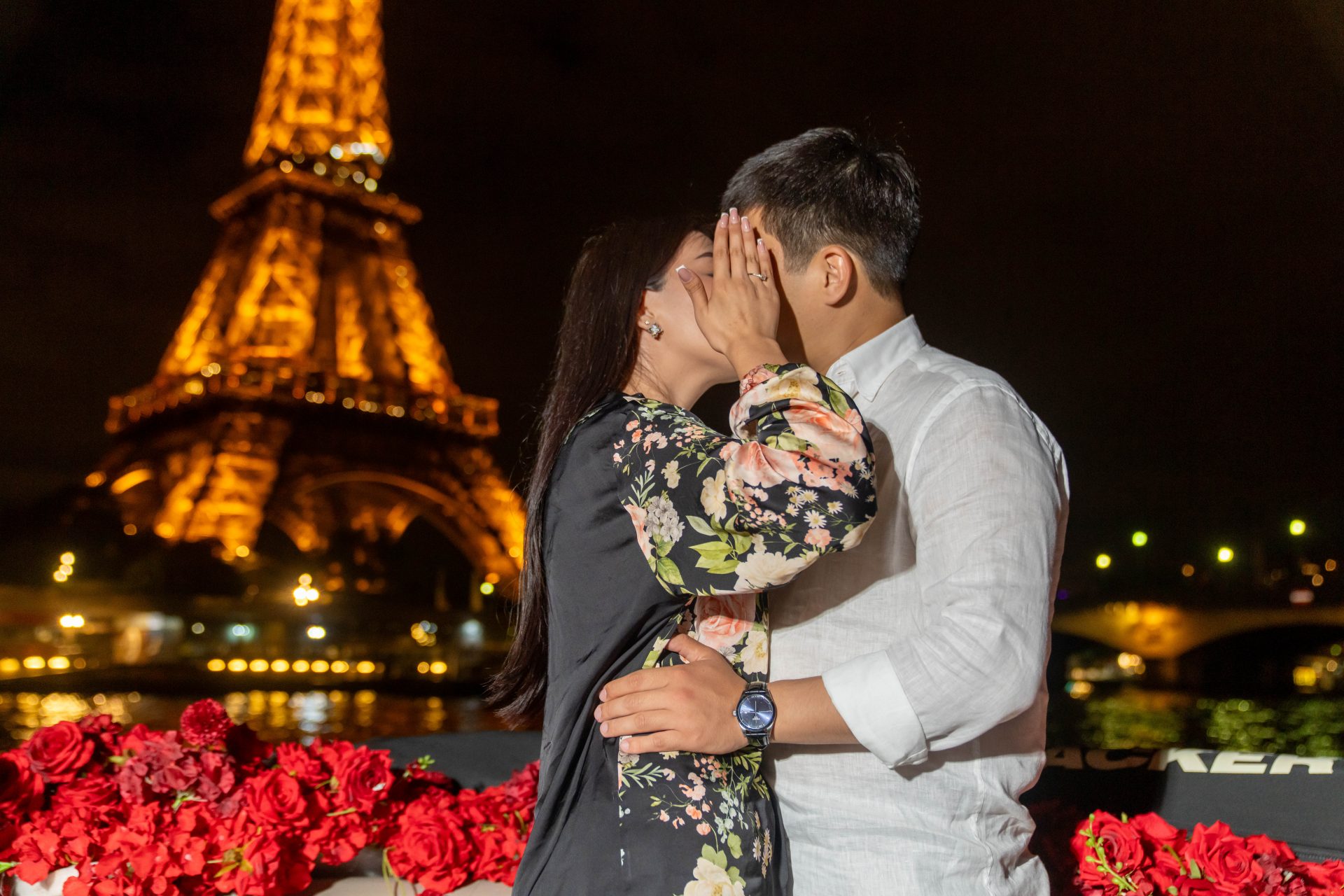 demande en mariage tour Eiffel de nuit