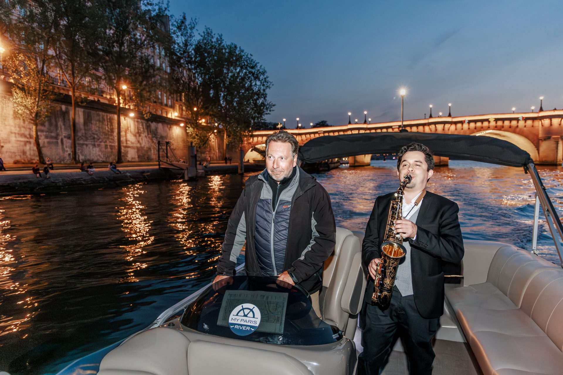 Saxophoniste bateau demande en mariage sunset