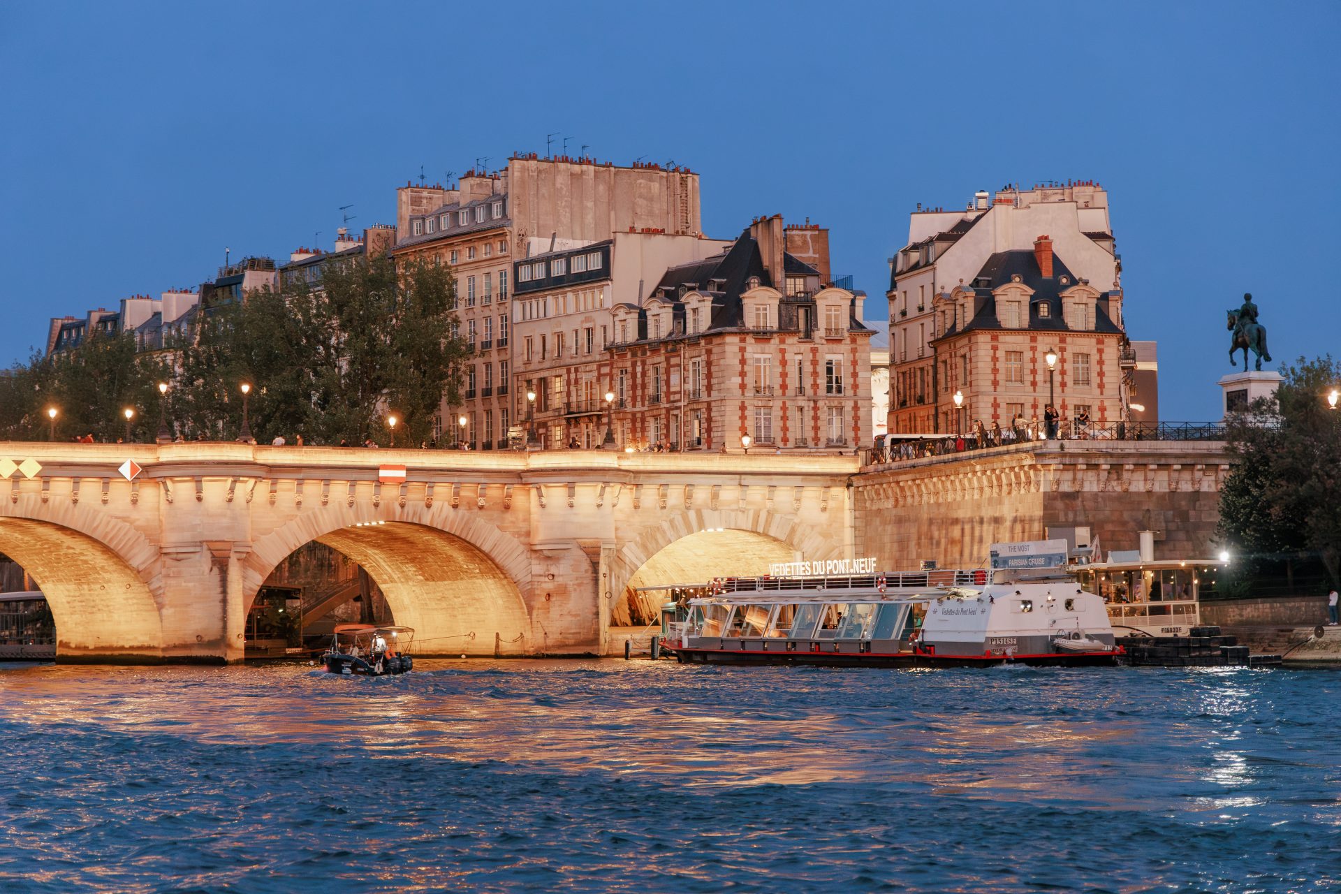 ile de la cité view from the seine at dusk